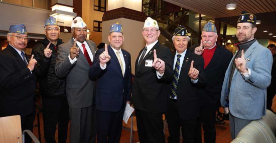 Legionnaires bring holiday cheer to the VA in NYC7A6765 885x460px